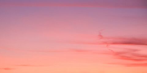 Obraz premium Dusk’s gradient symbolizes calmness; suitable for mindfulness apps.