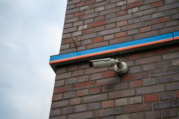 Neues Gebäude mit Videoüberwachungskamera und freien Leitungen