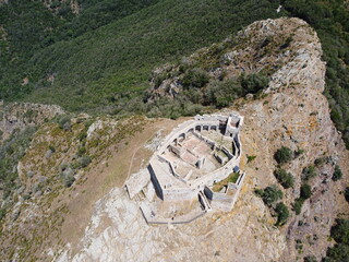 Vista aerea della fortezza del Volterraio all'isola d'Elba, il castello più antico dell'isola.