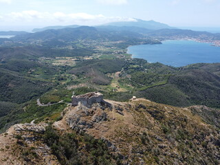 Fortezza del Volterraio con l'isola d'Elba sullo sfondo, vista aerea