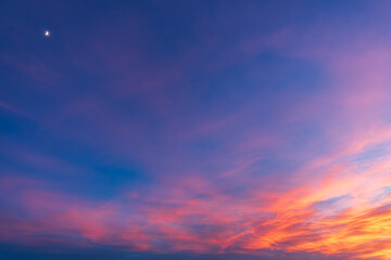 夕焼けと月