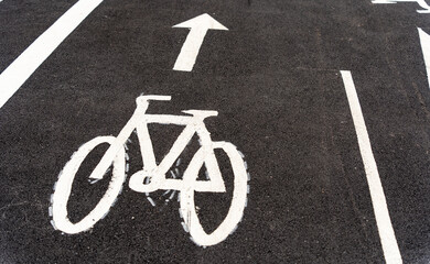 Obraz premium A bicycle lane sign on asphalt