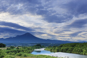 新緑の日野川と春の伯耆大山