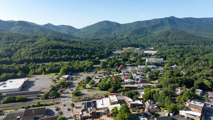 Obraz premium Aerial view of Black Mountain, NC, showcasing a charming town surrounded by lush green forests and mountainous landscape.