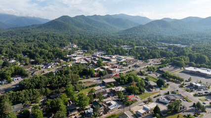 Obraz premium Aerial view of Black Mountain, NC, showcasing a charming town surrounded by lush green forests and mountainous landscape.