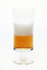 Bier eingiessen in Wasserglas, mehr Bier