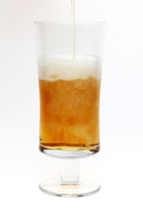 Bier eingiessen in Wasserglas, wildes eingiessen