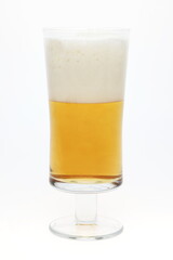 Bier in Bierglas, ruhig, halb voll