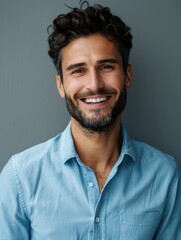 Obraz premium A smiling man with a beard looking directly at the camera
