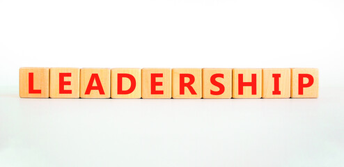 Obraz premium Leadership symbol. Concept word Leadership on beautiful wooden blocks. Beautiful white background. Business leadership concept. Copy space.