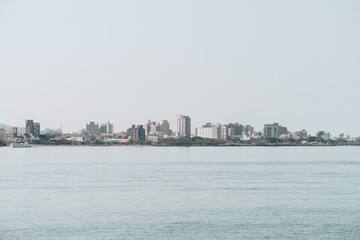 海から見た高層ビル群