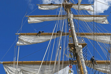 Sailors in the rigg of a clipper with square sails - Arbeiten im Rigg eines Großseglers -...