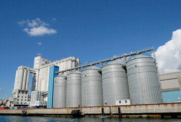 A port grain silo