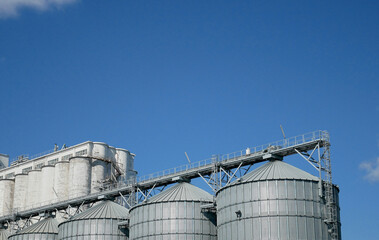 A port grain silo
