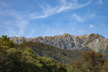 青空と雲が広がる大山、秋の日本の風景