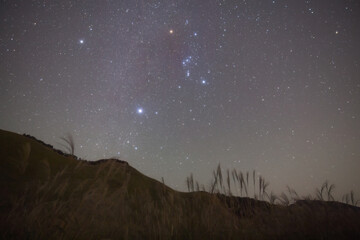 秋の夜空に煌めくオリオン座と天の川