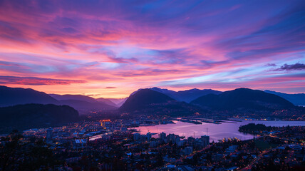 夕暮れの山と都市の景色