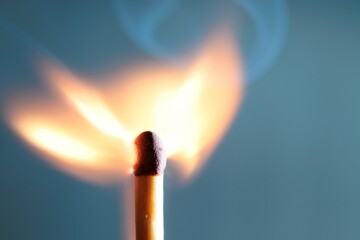 Streichholz bei Zündung