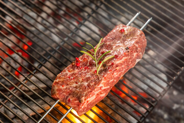 炭火でアウトドア料理　 outdoor barbecue with charcoal fire