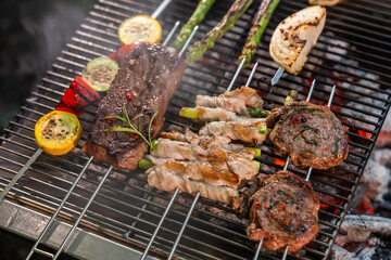 炭火でアウトドア料理　 outdoor barbecue with charcoal fire