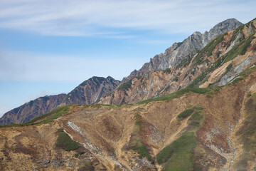 秋の剱岳と立山連峰、紅葉と岩と雪の殿堂を望む絶景
