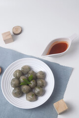 Food made from wheat flour and filled with spring onions is often called Cilok