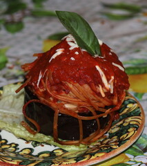 Melanzana ripiena di spaghetti con salsa di pomodoro e ricotta salata