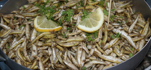 Mercato rionale di Palermo, Sicilia, Italia. Street food. Pesce fritto