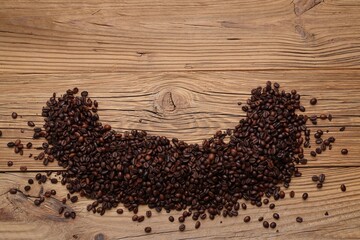 Kaffeebohnen im Halbkreis auf alten Holzbrettern