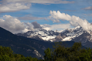 Berge mit Wolken