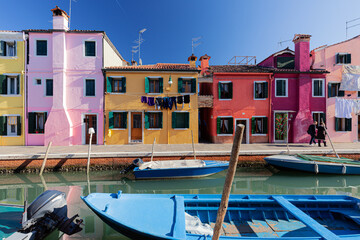 Bunte Fassaden der Häuser auf der Insel Burano in der Nähe von Venedig