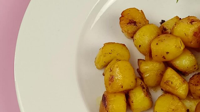 tas de saint-jacques cuisin&eacute;s au safran dans une assiette	