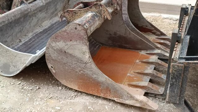 pelleteuse en gros plan, sur un chantier de BTP dans une rue