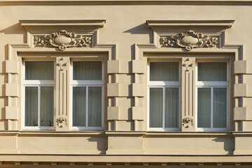 Fenster eines sanierten Hauses aus der Gründerzeit in der Innenstadt von Magdeburg in Deutschland