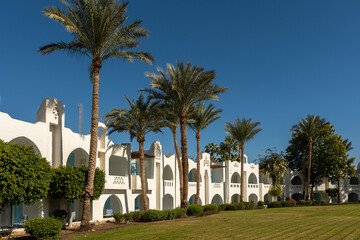 Fototapeta premium Hotel with white buildings and a recreation area in Egypt.
