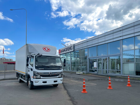 Dongfeng Motor Corporation brand logo. Chinese state-owned automobile manufacturer. Brand's showroom. Chinese State Car Manufacturers. Dealer store Dongfeng. 