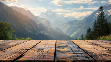 Holztisch als Hintergrund. Alpen Berge