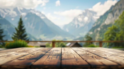 Holztisch als Hintergrund. Alpen Berge
