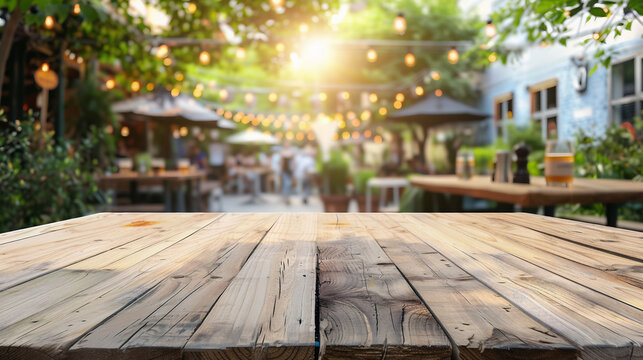 Holztisch als Hintergrund. Biergarten, Natur B&auml;ume Oktoberfest im HIntergrund
