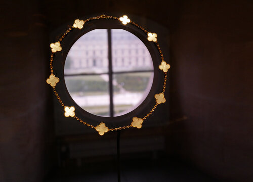 Van Cleef and Arpels : vintage necklace "Alhambra". Gold and mother-of-pearl