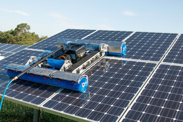Reinigung von Photovoltaikanlage mit einem Roboter, Freiflächen