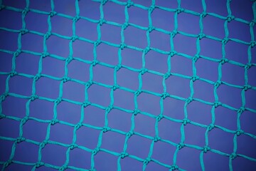 Grünes Netz über leerem Pool