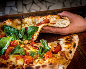 sirviendo pizza napolitana