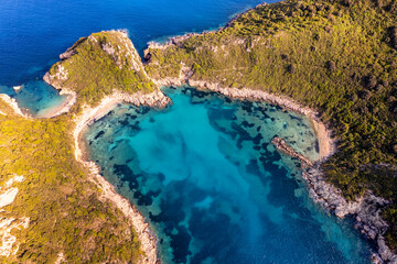 Wunderschöne Landschaft in der Bucht Porto Timoni über und unter dem türkis blauem Wasser
