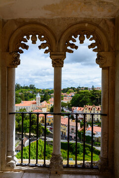 Vista su Sintra da una finestra a bifore (Sintra, Portogallo)
