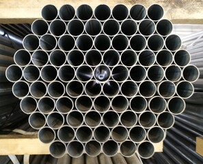 tubos de hierro acopiados en la industrial del metal