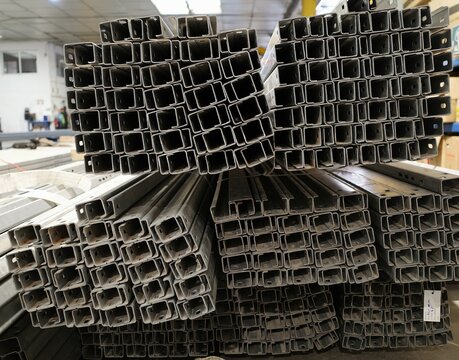 Perfiles de acero acopiados en una nave industrial