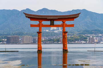 日本の広島県の宮島にある、厳島神社の大鳥居