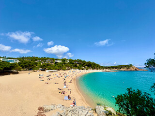 Schöner Strand Cala sa Conca in S'Agaró an der Costa Brava zwischen Sant Feliu de Guíxols und Platja d'Aro an einem Sommertag, Punta de Pinell, Katalonien, Spanien