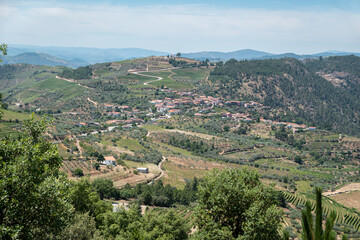 Entre montanhas, floresta e algumas vinhas, uma pequena aldeia sobre as montanhas em Trás os montes, Portugal